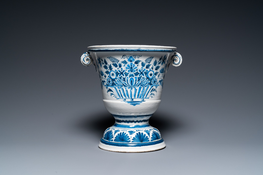 Jardini&egrave;re en fa&iuml;ence de Delft en bleu et blanc &agrave; d&eacute;cor de vases floraux, 18&egrave;me