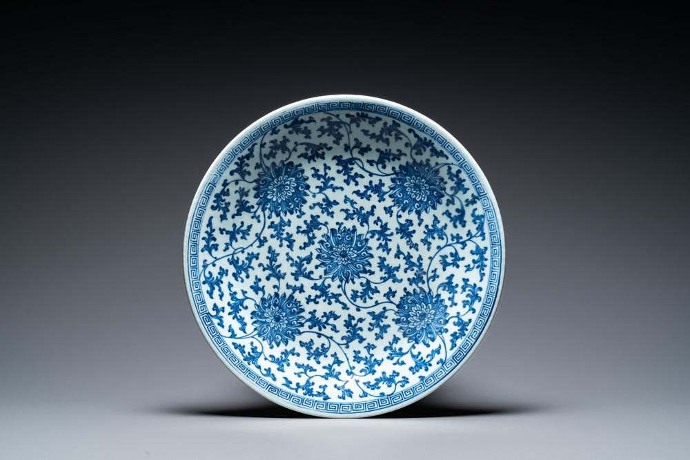 Plat en porcelaine de Chine en bleu et blanc &agrave; d&eacute;cor de lotus, marque et &eacute;poque de Qianlong