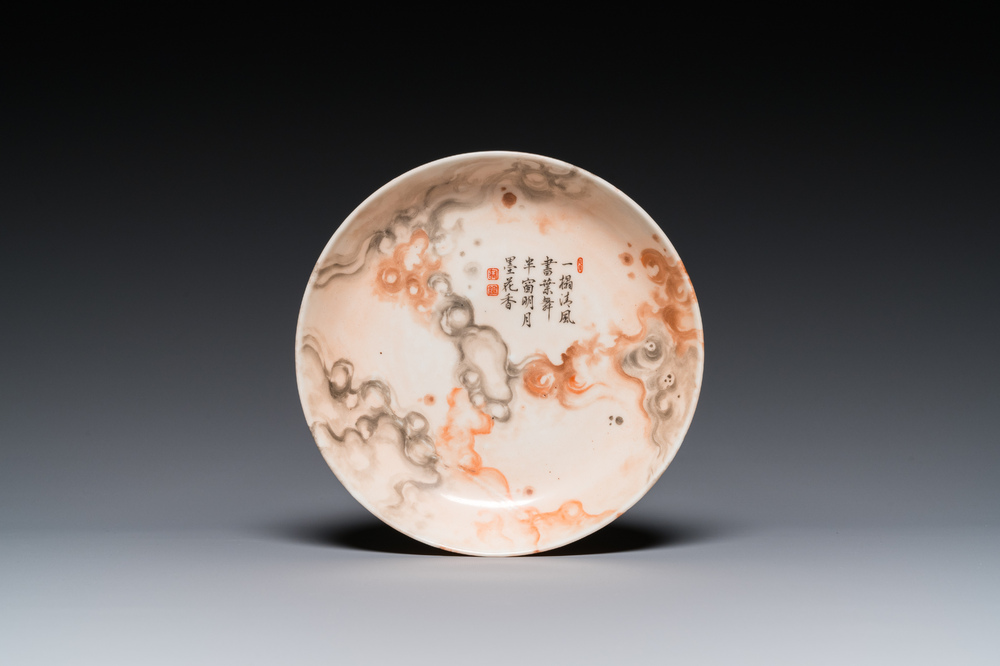 Een Chinees porseleinen bord met een gedicht en het merk van Tang Ying op faux-marbre decor, Qianlong merk, 19e eeuw