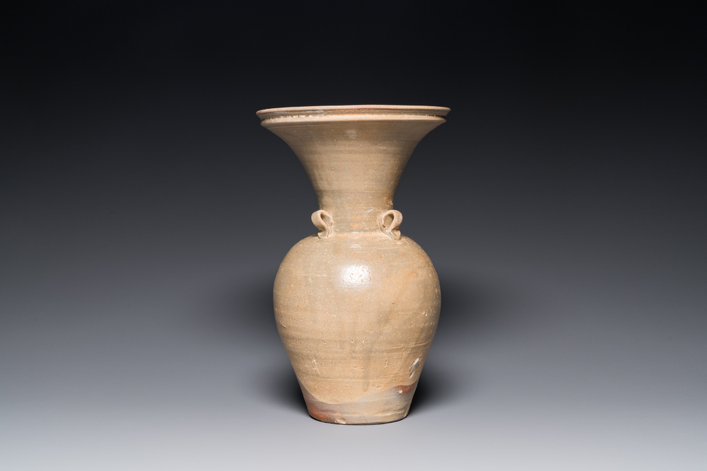 Vase de type yueyao &agrave; bouche &eacute;vas&eacute;e, Chine, probablement Tang