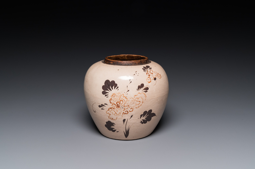 Jarre en gr&egrave;s porcelaineux de type Cizhou &agrave; d&eacute;cor floral en noir et rouge, Chine, Ming