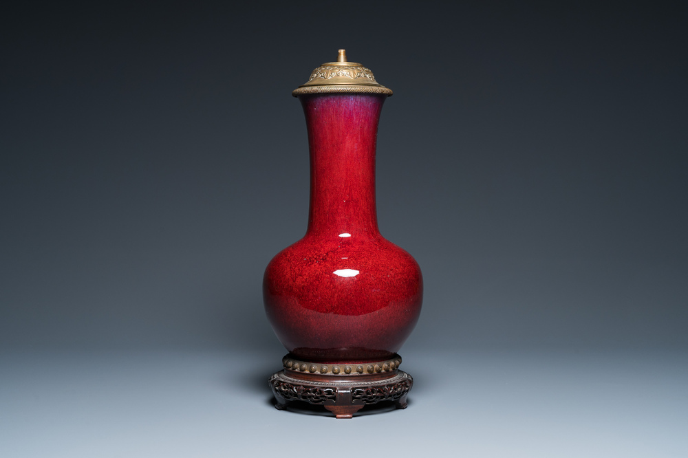 Vase de forme bouteille en porcelaine de Chine &agrave; &eacute;mail flamb&eacute; mont&eacute; en lampe, 19&egrave;me