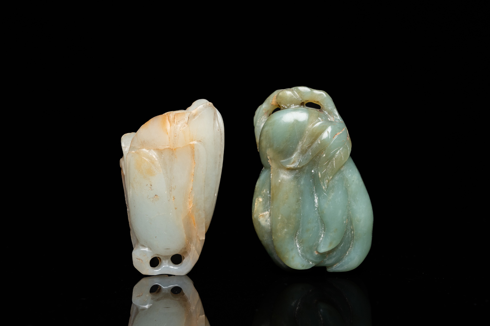 Een Chinese witte jade snuiffles en een groene jade 'Boeddha hand', Qing