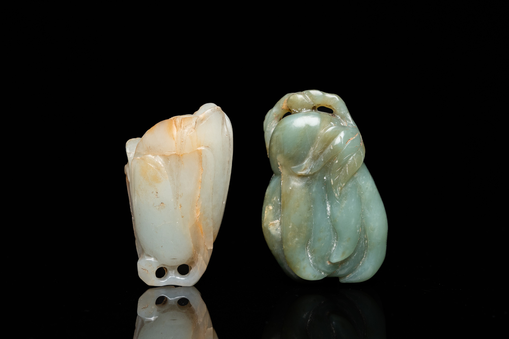 A Chinese white jade snuff bottle and a green jade 'Buddha hand' pendant, Qing