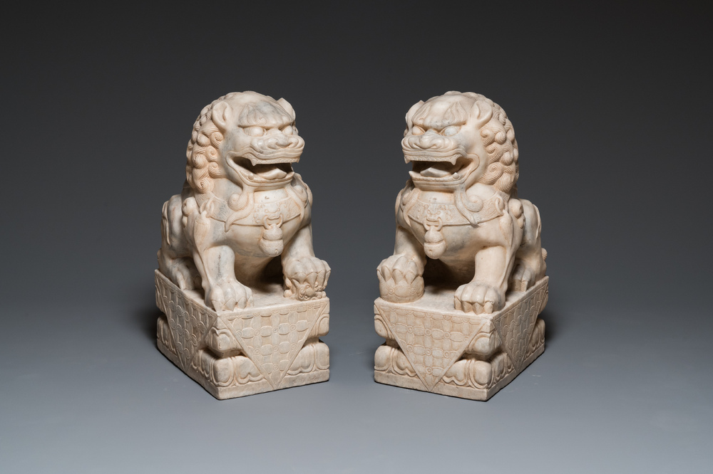 Paire de grands lions bouddhistes en marbre blanc, Chine, 19&egrave;me