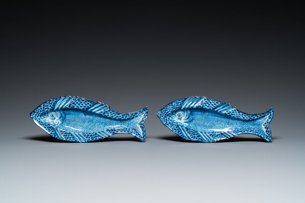 Paire de coupes tripodes en forme de harengs en fa&iuml;ence de Delft en bleu et blanc, 18&egrave;me