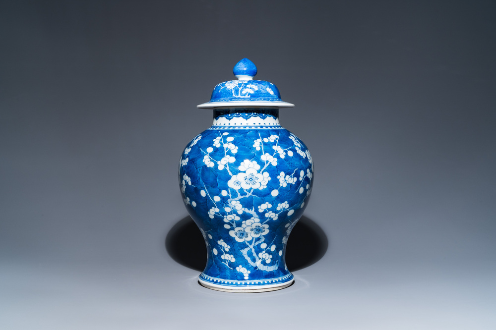 Vase couvert en porcelaine de Chine en bleu et blanc &agrave; d&eacute;cor de prunus sur glace pil&eacute;e, Kangxi