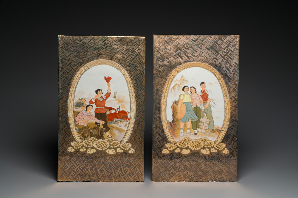 Twee Chinese plaquettes met Culturele Revolutie decor op deels vergulde fond