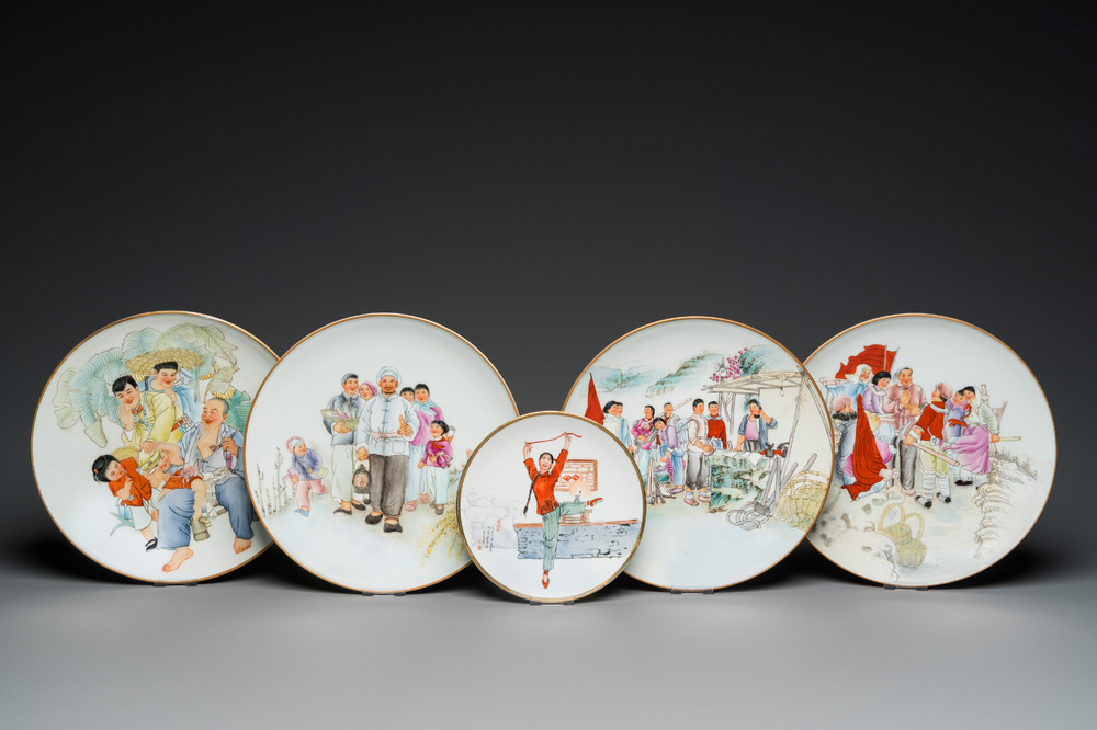 Cinq plats en porcelaine de Chine &agrave; d&eacute;cor de la R&eacute;volution Culturelle, sign&eacute;s Wu Kang 吳康, Zhang Wenchao 章文超 et Zhao Huimin 趙惠民, dat&eacute;s '72 et '75