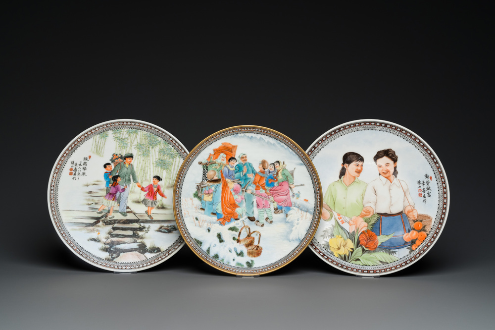 Trois plats en porcelaine de Chine &agrave; d&eacute;cor de la R&eacute;volution Culturelle, deux sign&eacute;s Zhang Jian 章鑒 et Wu Kang 吳康 et dat&eacute;s 1963 et 1968