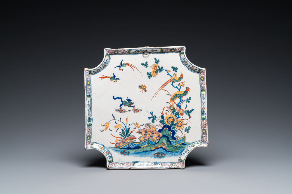 Plaque en fa&iuml;ence polychrome de Delft &agrave; d&eacute;cor d'un tigre dans un jardin japonais de style Kakiemon, 18&egrave;me