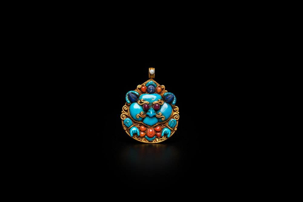 Tr&egrave;s beau pendentif en or mont&eacute; de corail, lapis lazuli et turquoise, N&eacute;pal, 19&egrave;me