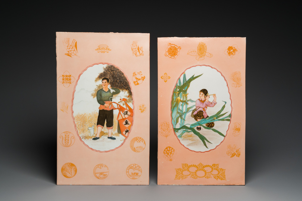 Deux plaques en porcelaine de Chine &agrave; d&eacute;cor de la R&eacute;volution Culturelle