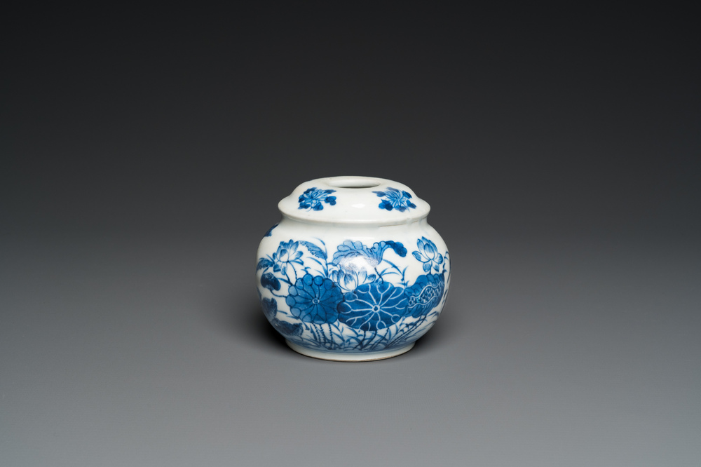Pipe &agrave; eau en porcelaine de Chine 'Bleu de Hue' pour le Vietnam, marque de Lưu hương nh&atilde; ngoạn 雅玩留香, 19&egrave;me