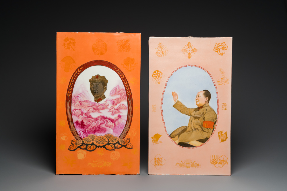 Twee Chinese plaquettes met Culturele Revolutie decor van Mao Zedong