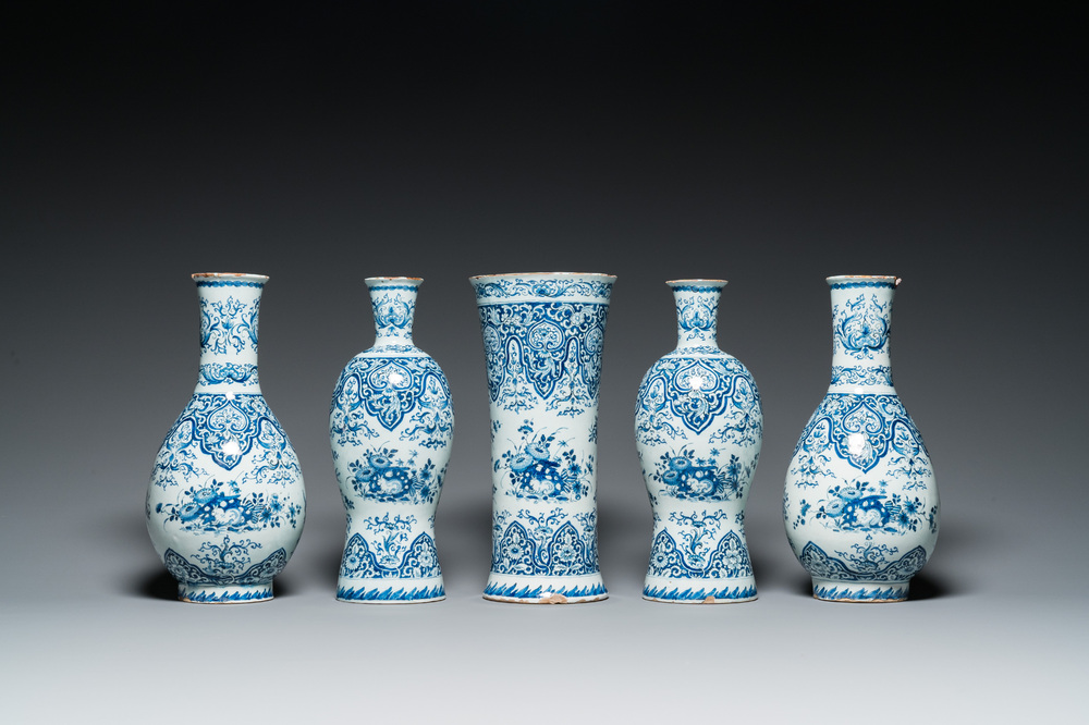 Garniture de cinq vases en fa&iuml;ence de Delft en bleu et blanc, 1er quart du 18&egrave;me