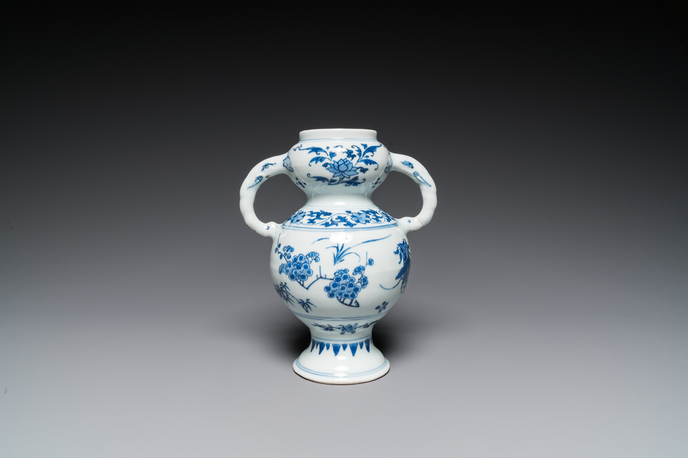 Vase en porcelaine de Chine en bleu et blanc &agrave; d&eacute;cor floral, &eacute;poque Transition