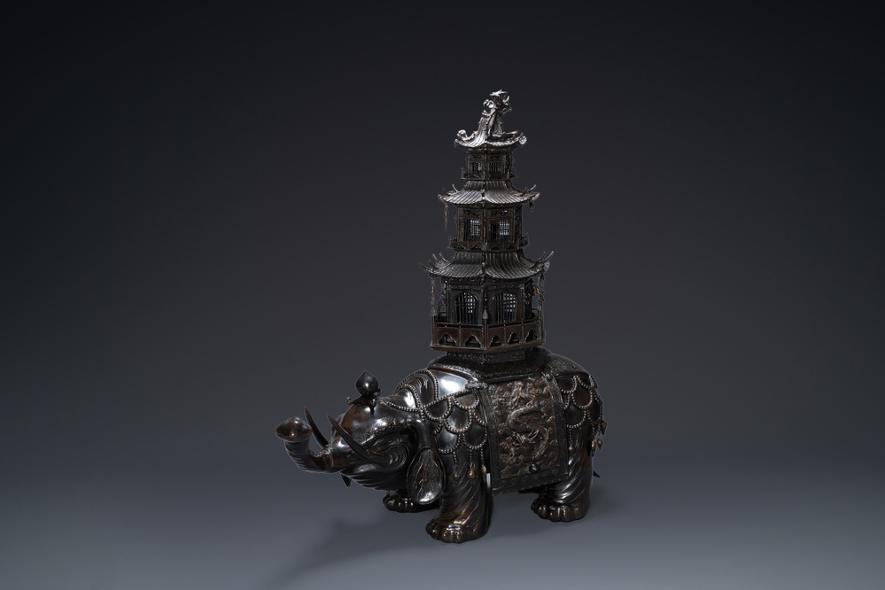 Een monumentale Japanse bronzen wierookbrander in de vorm van een olifant met uitkijktoren, Edo/Meiji, 19e eeuw