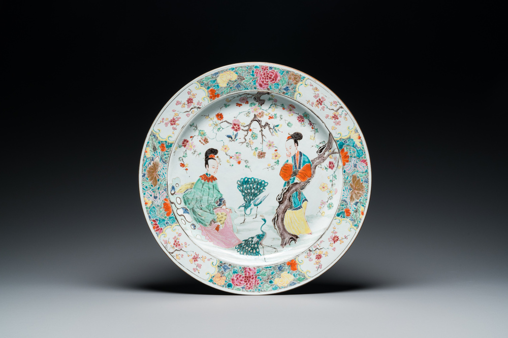 Grand plat en porcelaine de Chine famille rose, Yongzheng