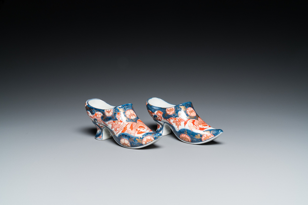 Paire de chaussures miniatures en porcelaine de style Imari d'apr&egrave;s un mod&egrave;le de Delft, probablement Samson, France, 19&egrave;me