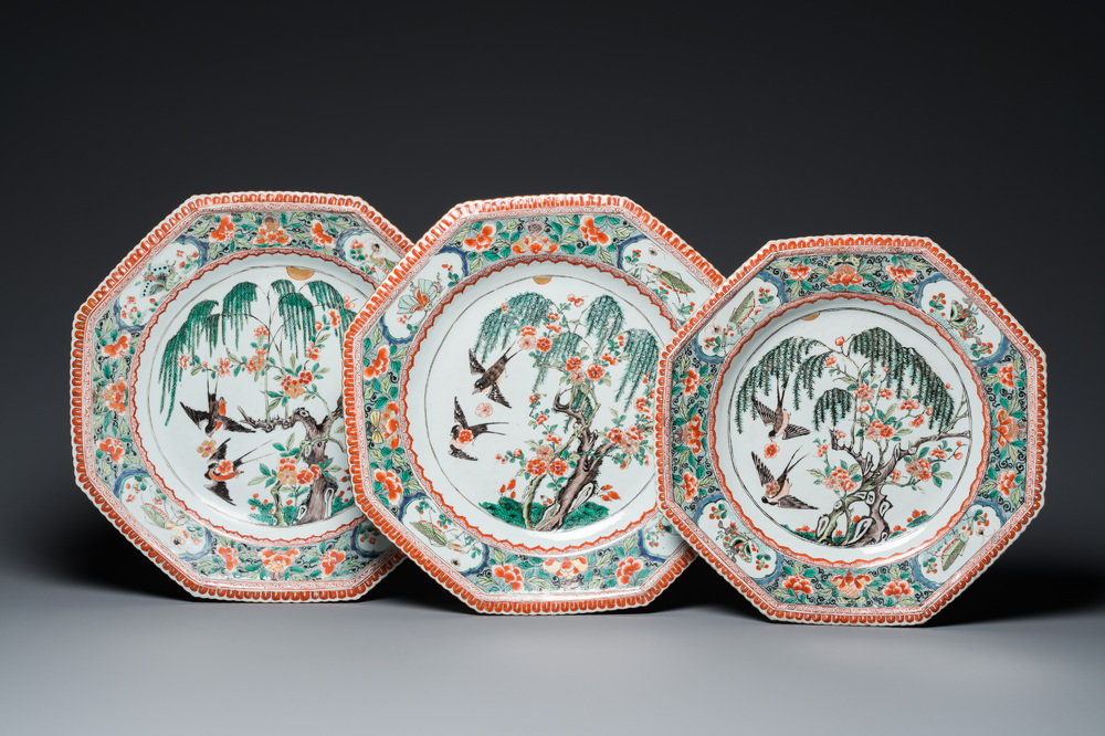 Trois grands plats de forme octogonale en porcelaine de Chine famille verte, Kangxi