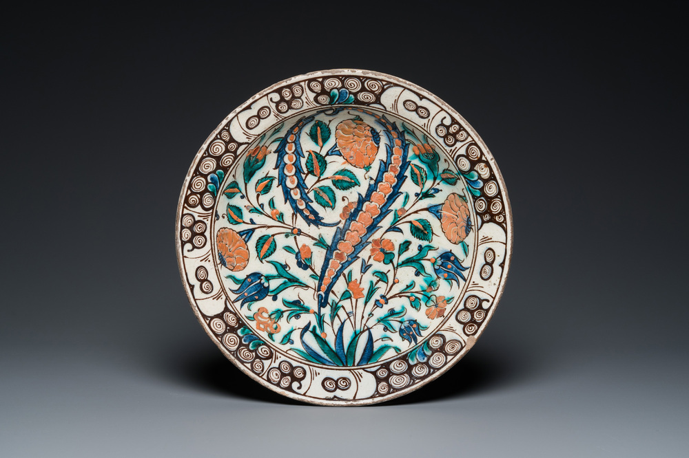 Een grote polychrome Iznik schotel met 'Saz' decor, Turkije, eind 16e eeuw