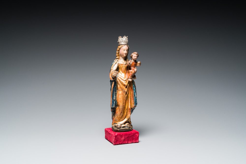 Een gepolychromeerde houten sculptuur van een Madonna met Kind, zgn. 'Poup&eacute;e de Malines', Mechelen, 1e kwart 16e eeuw