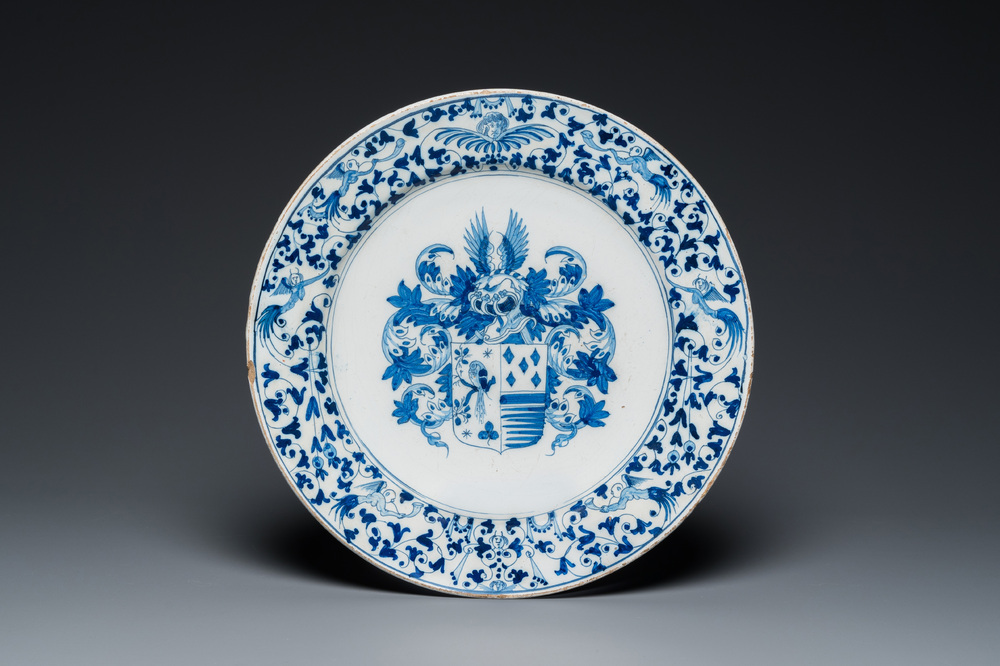 Un plat &agrave; d&eacute;cor armori&eacute; en fa&iuml;ence en bleu et blanc, atelier Verstraeten, Haarlem, ca. 1650-1660