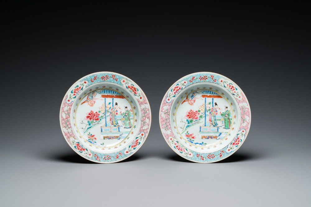 Paire d'assiettes en porcelaine de Chine famille rose &agrave; d&eacute;cor 'Xi Xiang Ji', Yongzheng