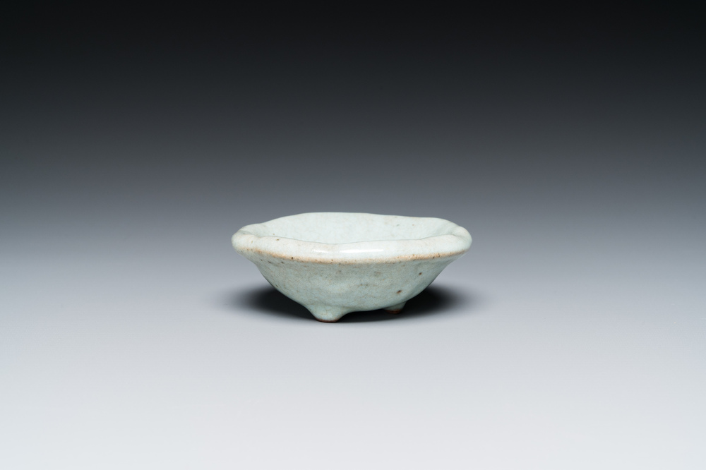 Petite coupe tripode en porcelaine de Chine de type junyao, Ming