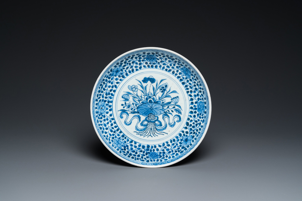 Plat en porcelaine de Chine en bleu et blanc &agrave; d&eacute;cor d'un bouquet de fleurs, Qianlong