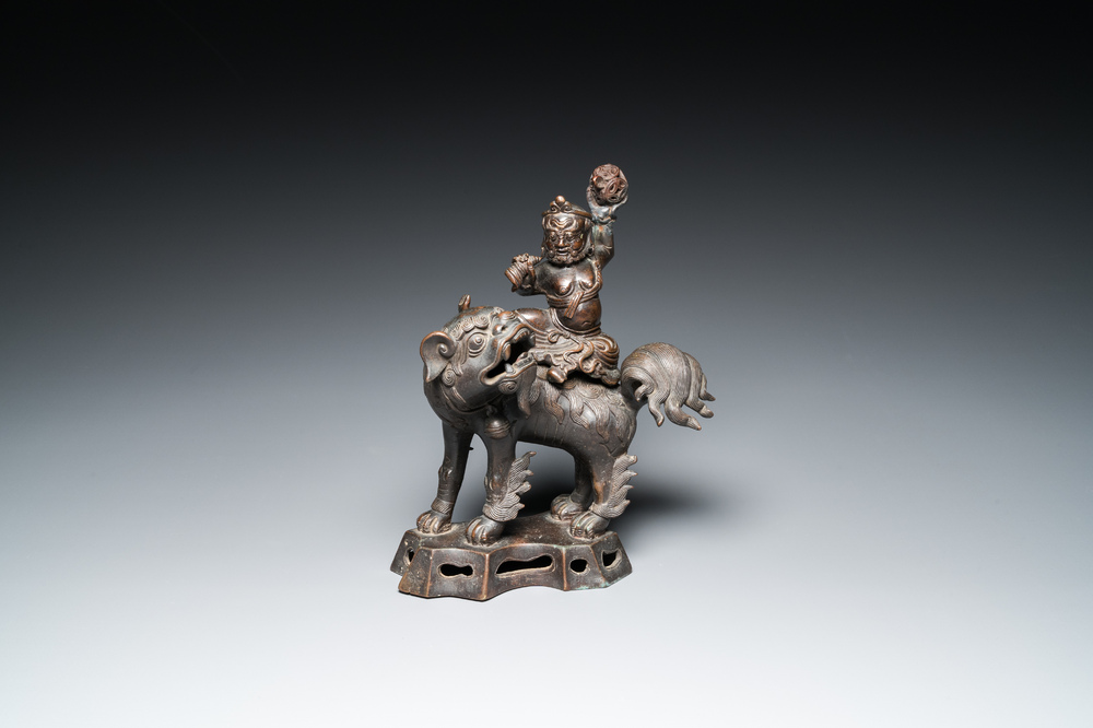 Br&ucirc;le-parfum couvert en bronze en forme d'un Luohan sur un lion bouddhiste, Chine, fin Ming/d&eacute;but du Qing