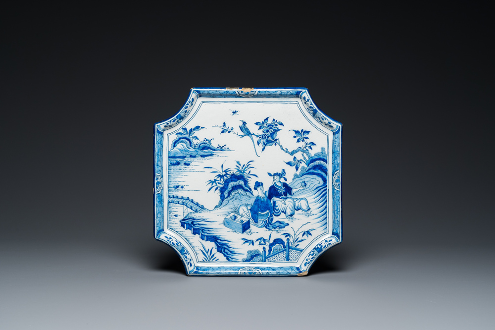 Plaque en fa&iuml;ence de Delft en bleu et blanc &agrave; d&eacute;cor chinois d'une sc&egrave;ne de th&eacute;, 18&egrave;me