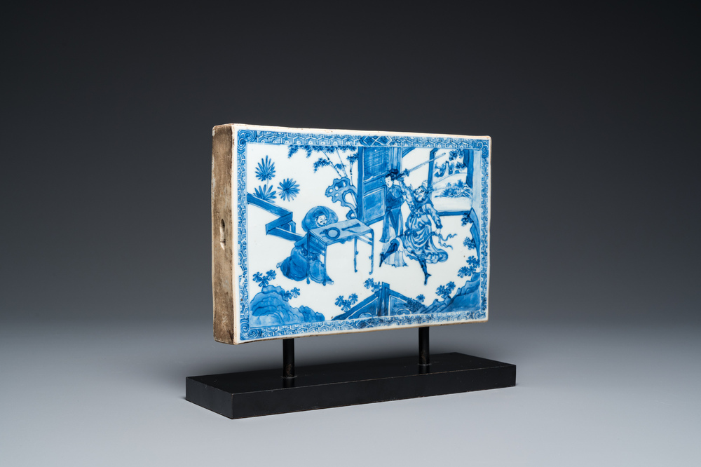 Carreau de forme rectangulaire en porcelaine de Chine en bleu et blanc &agrave; d&eacute;cor d'une d&eacute;capitation, Kangxi