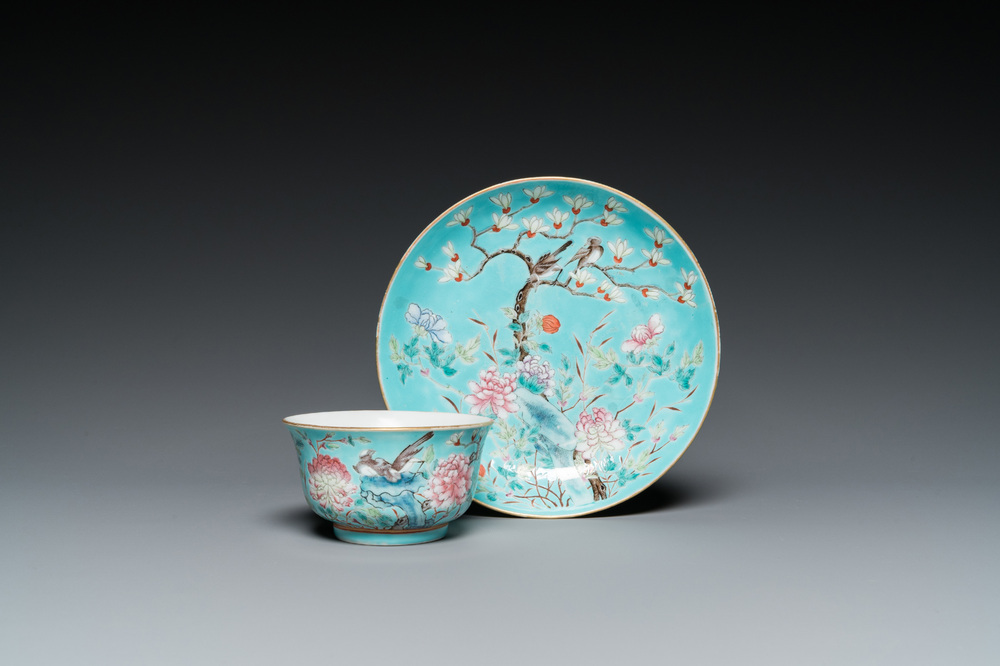 Un bol et une assiette en porcelaine de Chine famille rose &agrave; fond turquoise, marque et &eacute;poque de Guangxu