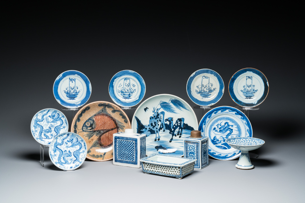 13 pi&egrave;ces en porcelaine de Chine en bleu et blanc, 18/20&egrave;me