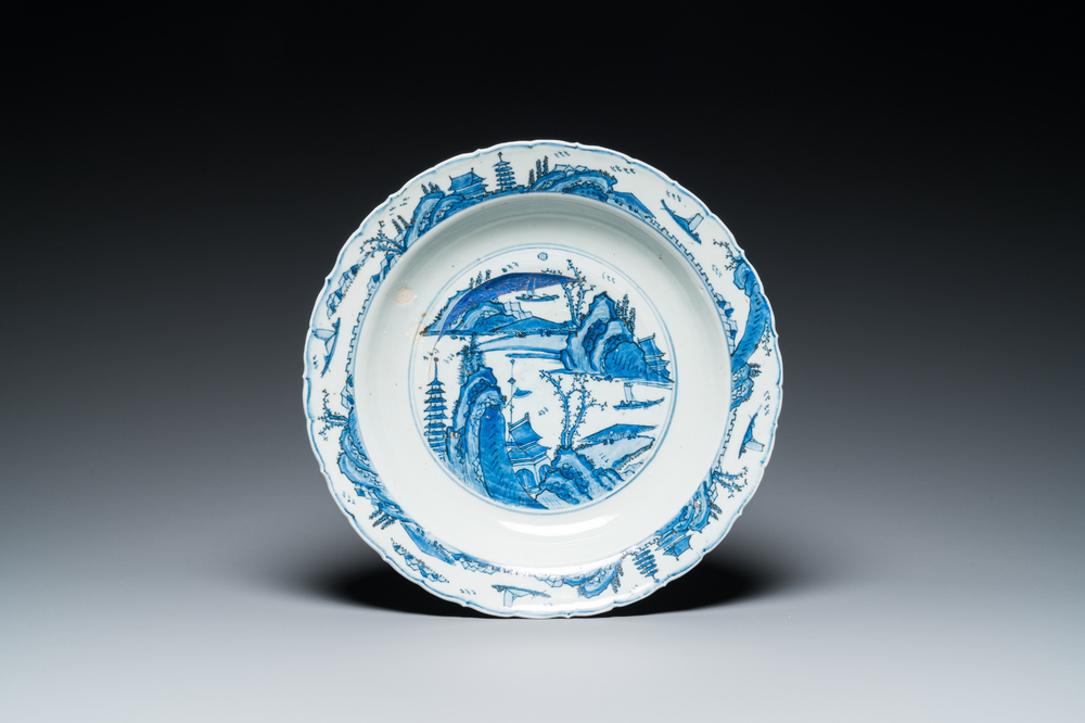 Plat en porcelaine de Chine en bleu et blanc &agrave; d&eacute;cor d'un paysage, Jiajing