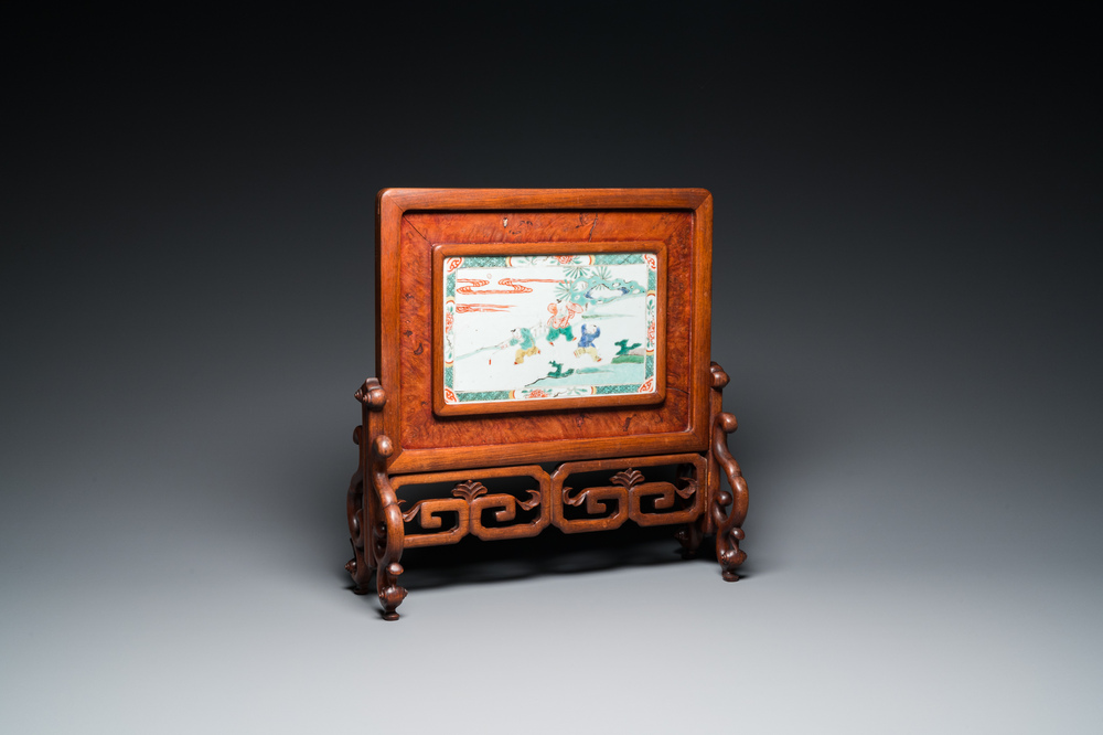 Plaque en porcelaine de Chine famille verte mont&eacute;e en &eacute;cran de table en partie en bois huanghuali, Kangxi