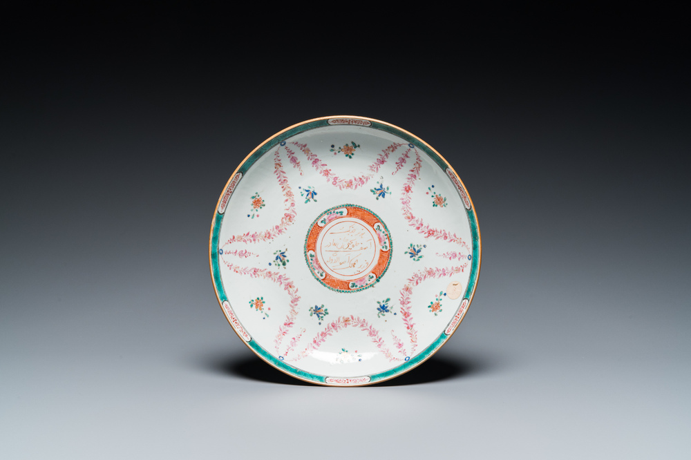 Een Chinese famille rose schotel met inscriptie voor de Indische markt, Qianlong/Jiaqing