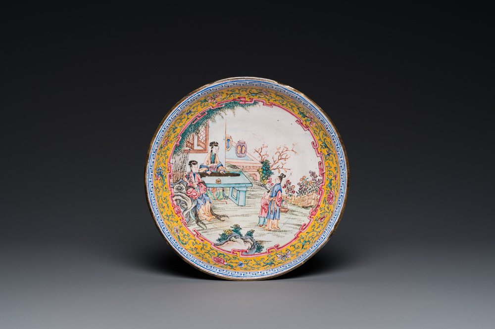 Assiette en &eacute;maux de Canton &agrave; d&eacute;cor 'san niang jiao zi', marque de Shang Xin 賞心, Qianlong