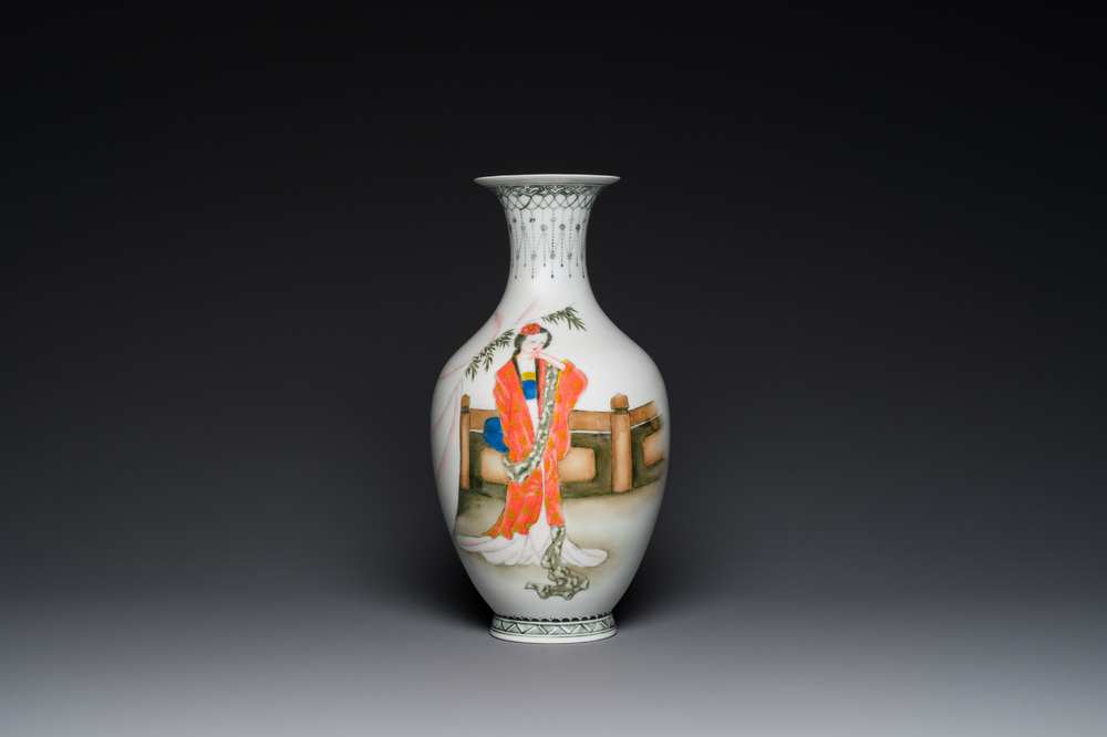 Vase en porcelaine de Chine &agrave; d&eacute;cor d'une belle femme, marque de Huai Ren Tang 懷仁堂, dat&eacute; 1963