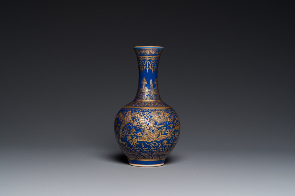 Vase de forme bouteille en porcelaine de Chine en bleu monochrome &agrave; d&eacute;cor de dragons en dorure, marque de Qianlong, 19&egrave;me
