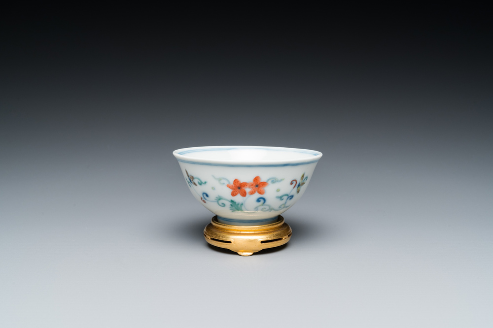 Bol en porcelaine de Chine doucai &agrave; d&eacute;cor floral, marque et probablement &eacute;poque de Yongzheng