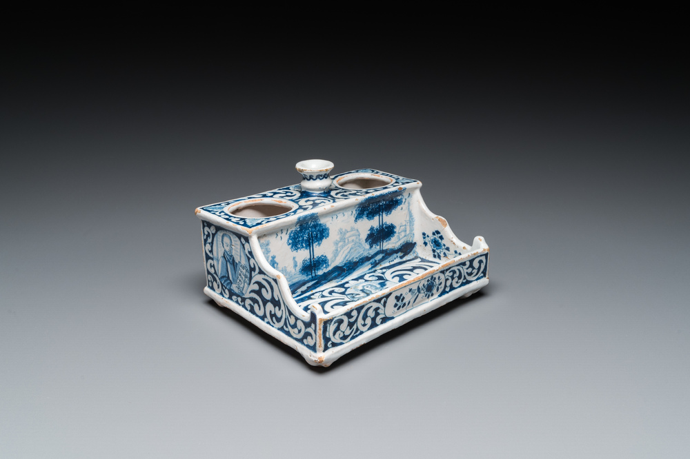 Encrier en fa&iuml;ence en bleu et blanc dans le style de Delft, sign&eacute; et dat&eacute; 1715, probablement Allemagne