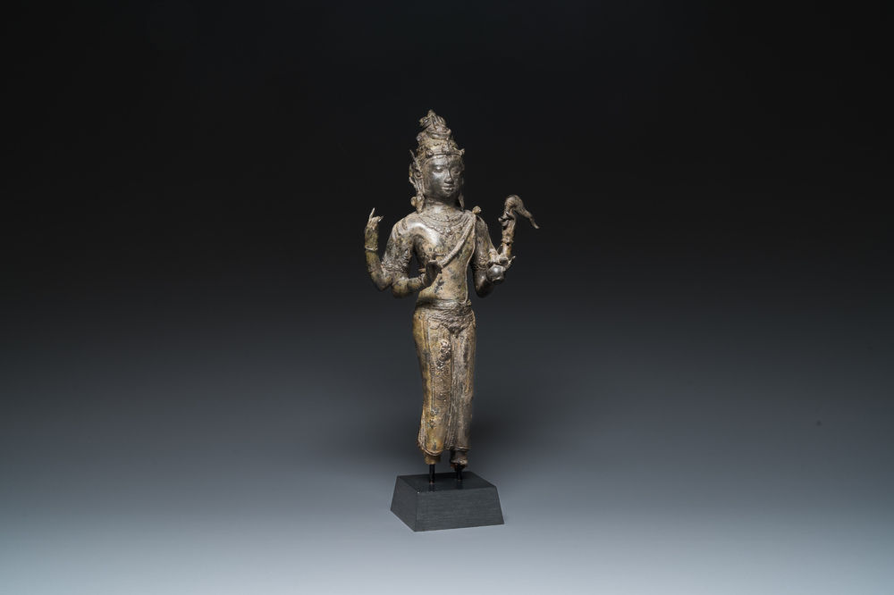 Een Javaanse bronzen sculptuur van de god Shiva, Majapahit koninkrijk, Indonesi&euml;, wellicht 14e eeuw