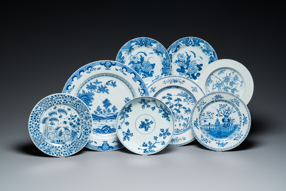 Un plat et sept assiettes en porcelaine de Chine en bleu et blanc &agrave; d&eacute;cor de fleurs et de paysages, Kangxi/Qianlong
