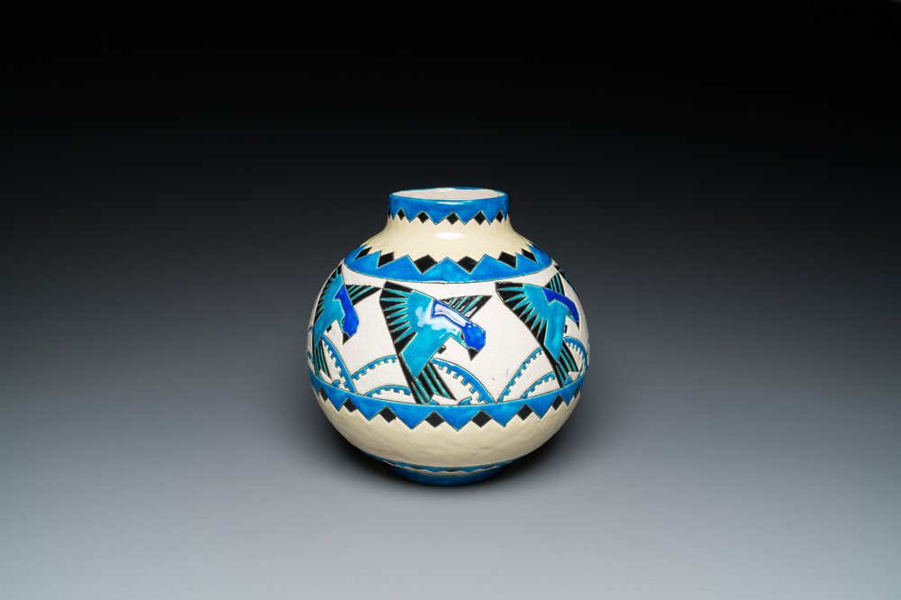 Charles Catteau (1880-1966) pour Boch K&eacute;ramis: un vase Art Deco de forme globulaire &agrave; d&eacute;cor d'hirondelles en &eacute;maux craquel&eacute;s