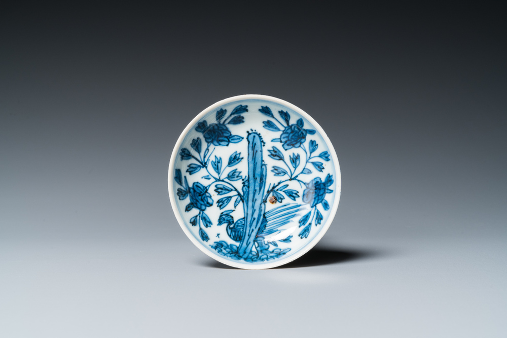 Een Chinees blauw-wit schoteltje met een fazant achter een rots, 'konijn' merk, Wanli