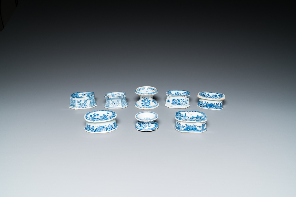 Acht Chinese blauw-witte zoutvaten, Kangxi en later