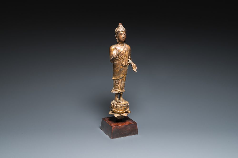Een Thaise vergulde bronzen Boeddha Shakyamuni in Lan Na-stijl, wellicht 16e eeuw